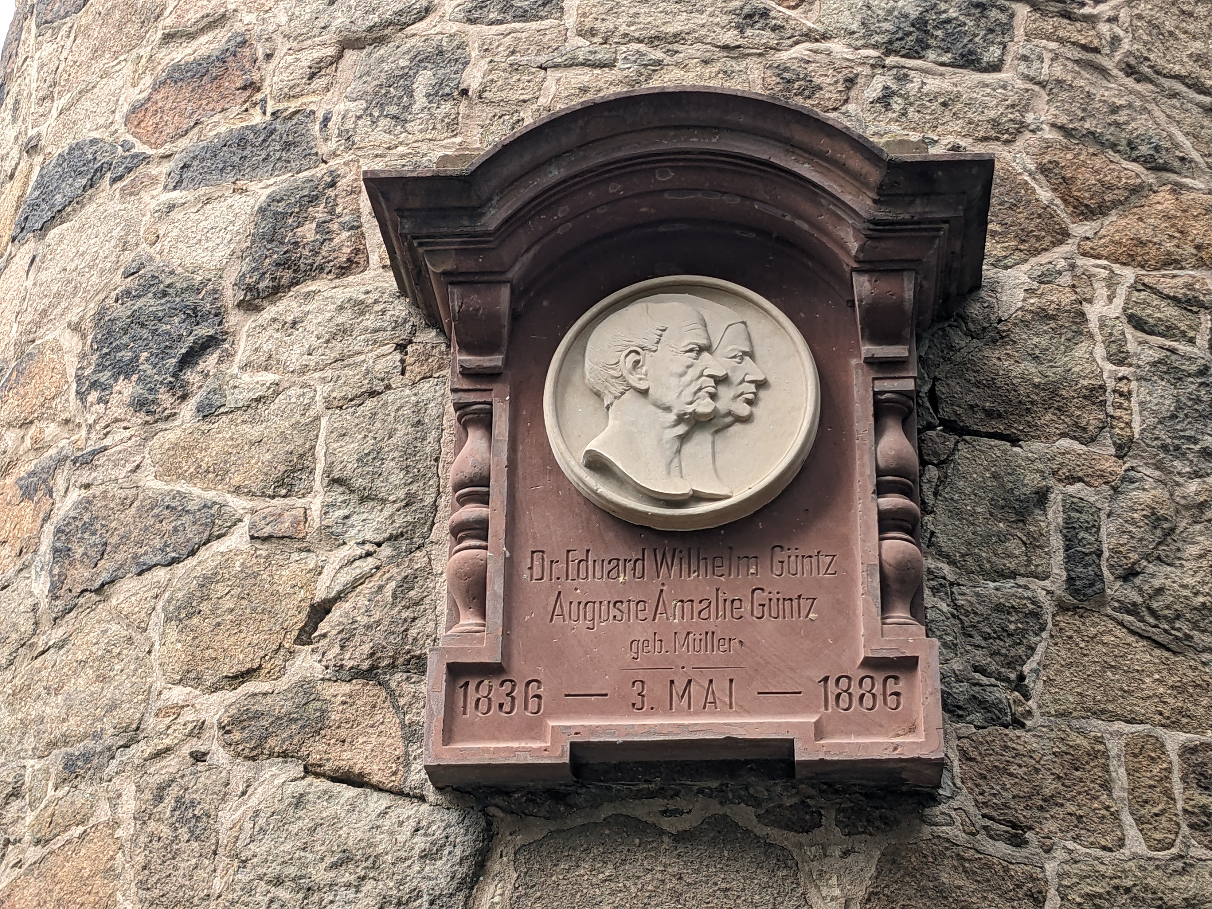 Plakette am Günz-Turm, gestiftet von Patientinnen und Patienten der ehemaligen Anstalt