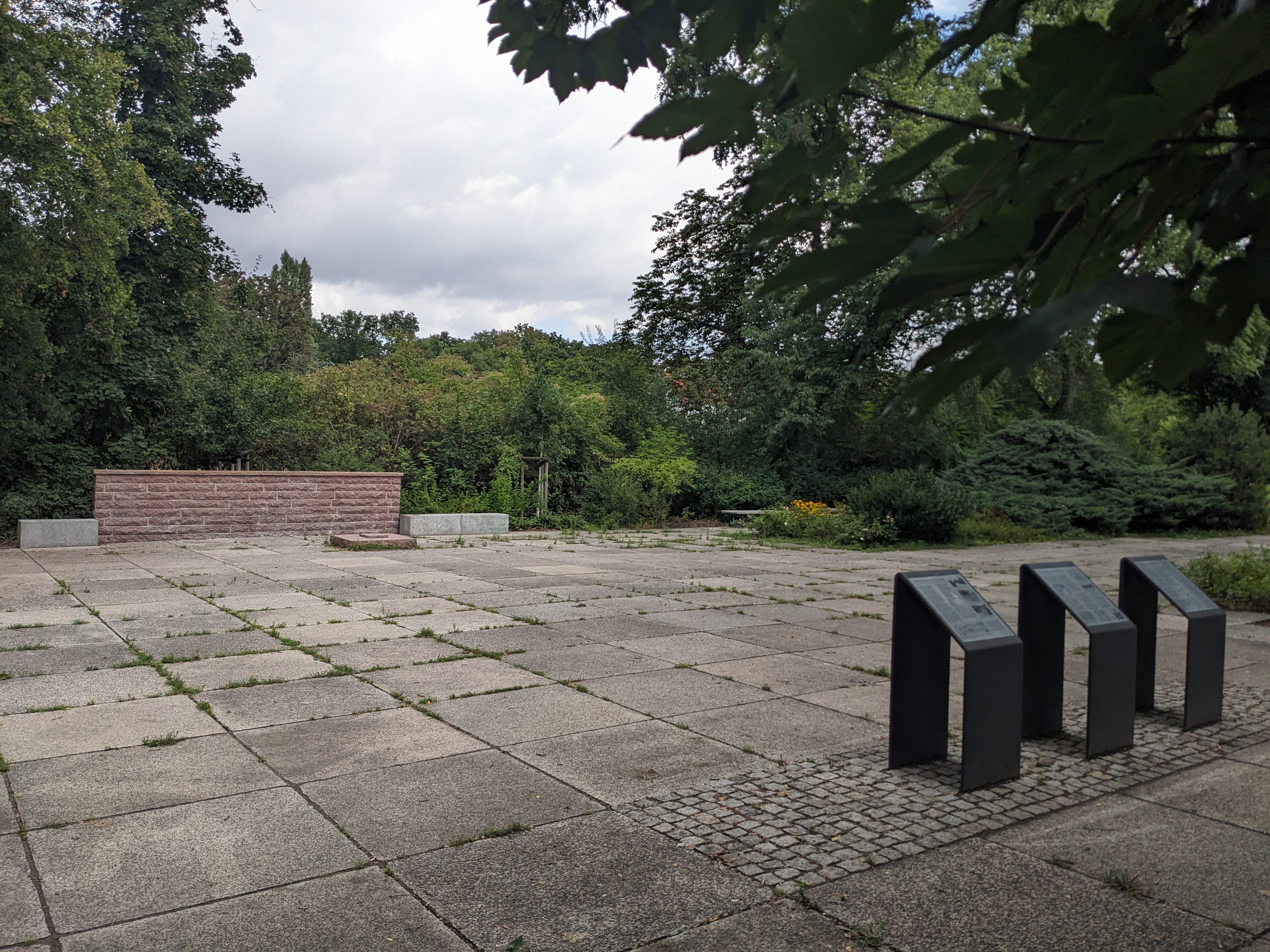 Der ehemalige Ernst Thälmann Hain - heute ohne Büste